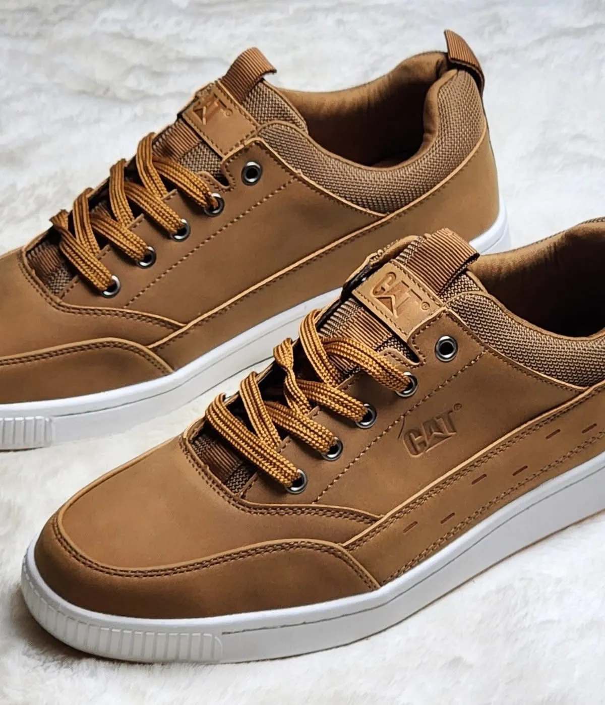 Baskets CAT en cuir marron – Modèle Urban Casual